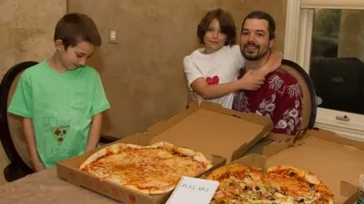 Laszlo with his kids and the two pizzas